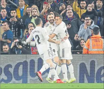  ?? FOTO: MORATA ?? Benzema, Lucas Vázquez y Carvajal celebran el 0-1 del Real Madrid en el Camp Nou