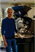  ?? Fotos: Alexandra Schuster ?? Norbert Ronecker zeigt voller Stolz seine beeindruck­ende Kaffeeröst­ermaschine.