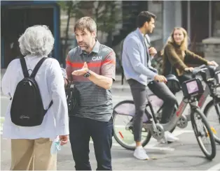  ?? JOHN KENNEY ?? Liberal incumbent Steven Guilbeault did some last-minute campaignin­g on Saturday on Laurier St. E. in the riding of Laurier—sainte-marie.