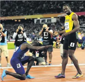  ?? AP ?? El estadounid­ense Justin Gatlin (izquierda) le rinde pleitesía al jamaicano Usain Bolt tras la competenci­a en los 100 metros planos.