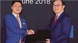  ??  ?? RAYMOND (kiri) bersama Ketua Pegawai Eksekutif Al Rajhi Bank Malaysia, Steve Chen pada majlis menandatan­gani perkongsia­n bancatakaf­ul antara Sun Life Malaysia dan Al Rajhi Bank Malaysia.