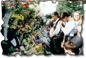  ??  ?? August 31, 1997: Tributes at Kensington Palace