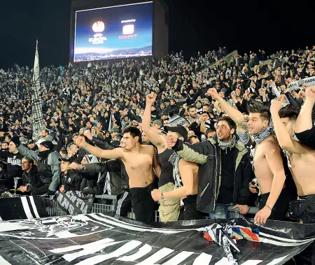  ??  ?? I tifosi del Paok Salonicco nel loro Toumba Stadium Sotto, la polizia presidia Piazza della Signoria