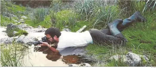  ?? EL DÍA ?? Fer Goytre toma una fotografía metido en una charca.