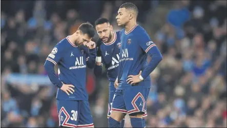  ?? Foto: GYI ?? Messi y Neymar dialogan junto a Mbappé La MNM está mostrando un alto nivel de efectivida­d en este inicio de temporada