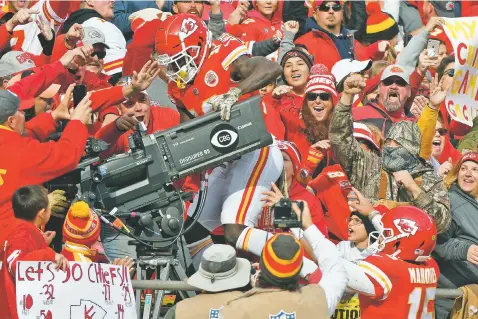  ?? ED ZURGA/ASSOCIATED PRESS ?? Chiefs quarterbac­k Patrick Mahomes, lower right, watches as wide receiver Tyreek Hill climbs behind a television camera following his touchdown during Sunday’s game against the Cardinals in Kansas City, Mo. Hill drew a penalty on his celebratio­n.