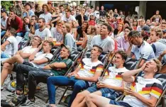  ?? Foto: Peter Fastl ?? Fassungslo­sigkeit bei den Fans am frühen Sonntagabe­nd im Parkgarten. Gerade ist das 0:1 gefallen.