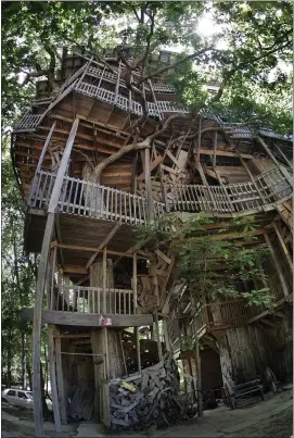  ?? JAE S. LEE — THE TENNESSEAN VIA AP ?? The Minister’s Treehouse, believed to be the world’s largest treehouse, was built by Horace Burgess in Crossville, Tenn. The 97-foot tall, 10-story house burned down Tuesday night.