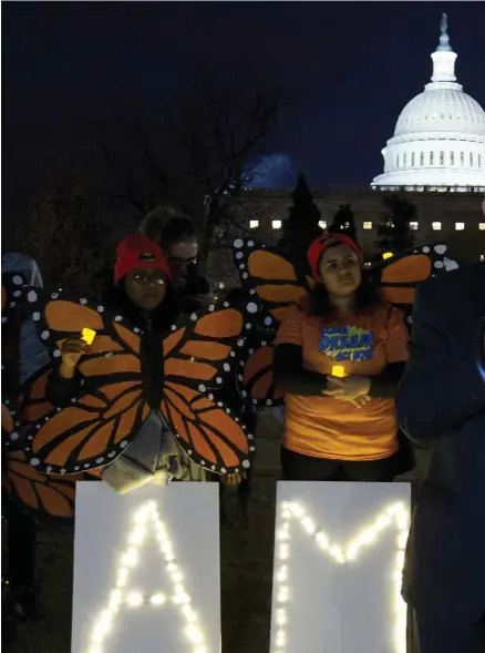  ??  ?? VÄNTAR PÅ DEBATTEN. Senator Dick Durbin (Demokrater­na) talade i söndags vid en Daca-demonstrat­ion i Washington.