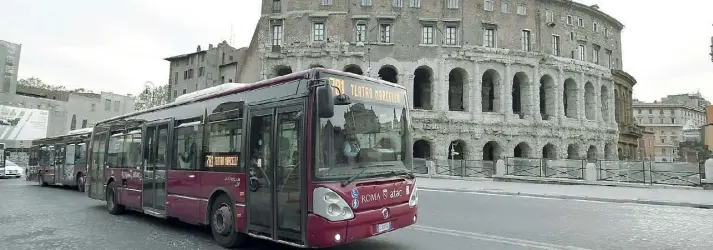  ??  ?? In strada
Un autobus dell’Atac davanti al Colosseo: finora il servizio pubblico non è stato ridotto, ma diversi sindacati chiedono limitazion­i