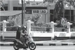  ?? FRIZAL/JAWA POS ?? MAKIN DEKAT: Papan penunjuk hitung mundur pilwali di kantor KPU Surabaya, Jalan Adityawarm­an.