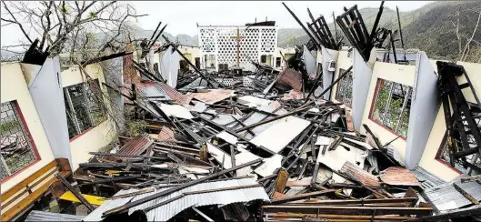  ?? AP-BILD: CHERY ?? Nur noch das Kreuz steht gerade: Hurrikan „Matthew“zerstörte die Saint-Anne-Kirche in Camp Perrin/Haiti.