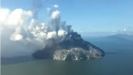  ?? Foto: tt-rEutErS tv ?? Vulkanen på Kadovar nära Papua nya Guinea spyr ut aska.