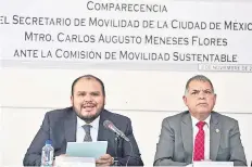  ??  ?? El secretario de Movilidad, Carlos Meneses (izquierda), durante su comparecen­cia ante la Comisión de Movilidad del Congreso capitalino.