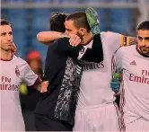  ?? ANSA ?? GENOA-MILAN
Che bello l’abbraccio tra Mattia Perin e Leonardo Bonucci a Marassi, dopo il minuto di silenzio