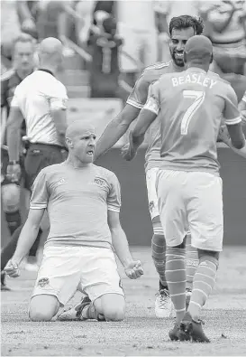  ?? Yi-Chin Lee / Houston Chronicle ?? A goal by Philippe Senderos, left, helped the Dynamo to a 3-0 lead in the first 28 minutes and masked an uneven second-half performanc­e in their 4-0 victory over Atlanta United in the season opener on Saturady.