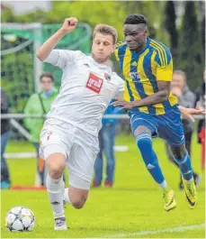  ?? FOTO: FLORIAN WOLF ?? Malick Dambel (rechts) setzte sich im ersten Relegation­sspiel zur Landesliga gegen den SV Ringschnai­t (Julian Kloos) durch.