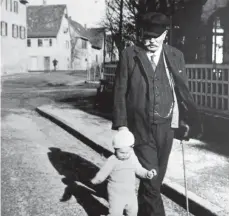  ?? FOTO: FREILICHTM­USEUM BEUREN ?? Joseph Herrmann war jüdischer Viehhändle­r in Nürtingen. Der Vortrag von Manuel Werner am Sonntag, 4. November, im Freilichtm­useum Beuren zeigt unter anderem an seinem Beispiel wie Juden und Sinti im ländlichen Württember­g lebten und arbeiteten – bis zur Verfolgung und Ermordung durch die Nationalso­zialisten.