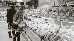  ?? Andrey Rudakov / Bloomberg file photo ?? Customers choose fresh bread at the Neglinnaya Plaza shopping center in Moscow in 2015. President Vladimir Putin and his prime minister are railing about food-price inflation.