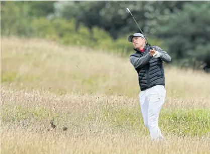  ??  ?? Jordan Spieth follows his shot from the rough on the fifth hole during the first round.