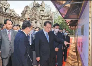  ?? HUANG JINGWEN / XINHUA ?? Premier Li Keqiang (center) and Cambodian Deputy Prime Minister Chea Sophara (left) visit an exhibition of achievemen­ts in China-Cambodia cultural heritage exchanges and cooperatio­n in Siem Reap, Cambodia, on Thursday.