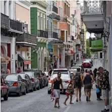  ??  ?? Photo ci-contre :
Une rue de la vieille ville de San Juan, capitale de Porto Rico. Longtemps considérée comme un modèle de réussite pour le reste des Caraïbes, l’île a été entrainée dans une spirale de la dette lorsque Washington a supprimé les...