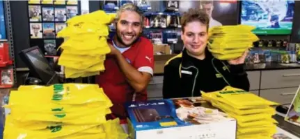  ??  ?? FOTO WIM HENDRIX Ken Alfano Ponce en Jeroen Van Wijk van Game Mania in het Wijnegem Shopping Center bij een deel van de vooraf bestelde videogames. “Dit is de grootste FIFAreleas­e die we ooit hebben meegemaakt.”