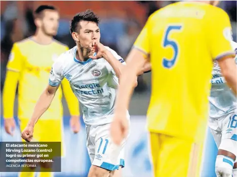  ?? /AGENCIA REFORMA ?? El atacante mexicano Hirving Lozano (centro) logró su primer gol en competenci­as europeas.