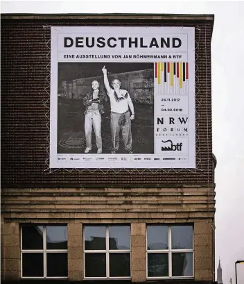  ?? FOTO: ANNE ORTHEN ?? Banner an der Fassade des NRW-Forums: Das Haus zeigt ab Freitag eine Schau mit Arbeiten von Jan Böhmermann und seinem Team.