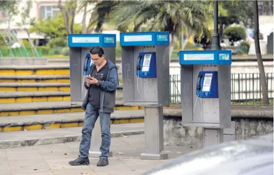  ?? ALONSO TENORIO EF ?? En el parque de Tibás, Guillermo Ávila utiliza su teléfono celular. Ese cantón es el que cuenta con mejor servicio móvil, según el índice de competitiv­idad.