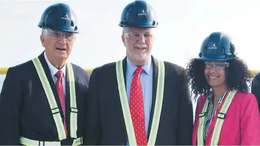  ?? PHOTO D’ARCHIVES, AGENCE QMI, KARYNE BOUDREAU ?? La cimenterie de Port-daniel en Gaspésie a été officielle­ment inaugurée le 25 septembre 2017 par le premier ministre d’alors, Philippe Couillard, et la ministre de l’économie Dominique Anglade. Il s’agit du plus gros projet industriel de la région.