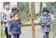  ?? FOTO: KEUSCH ?? Lilliy Winkler (9) und Lara Czeszka (7) tragen das Holzkreuz.