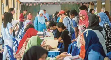  ?? PIC BY MUHD ZAABA ZAKERIA ?? Students queuing to collect their Sijil Tinggi Persekolah­an Malaysia (STPM) results at a college in Pudu Jaya, Kuala Lumpur, yesterday.