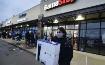  ?? FOTO BELGAIMAGE ?? Een Amerikaans­e gamer kon eind vorig jaar een PlayStatio­n 5 kopen bij GameStop. In ons land zijn de consoles door schaarste quasi nergens in de rekken te vinden.