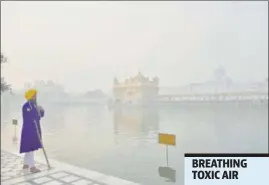  ?? SAMEER SEHGAL/HT ?? A sewadar in the Golden Temple complex amid a blanket of haze in Amritsar on Tuesday.