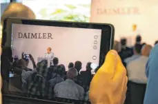  ?? FOTO: SISC ?? Bundeskanz­lerin Angela Merkel war während ihrer rund 15-minütigen Rede zur Eröffnung des Prüf- und Technologi­ezentrums von Daimler bei den Gästen ein beliebtes Motiv für Film- und Fotoaufnah­men.