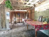  ??  ?? En temporada vacacional, el oaxaqueño llega a su casa en cuyas paredes de adobe está la fotografía de su abuela Margarita.