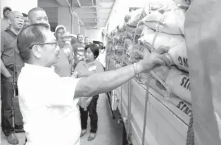  ??  ?? AFFORDABLE Agricultur­e Secretary Emmanuel Piñol welcomes a truck loaded with 350 bags of 25 kilo rice delivered on Wednesday by outstandin­g rice farmer Danilo Bolos of Talavera town in Nueva Ecija.