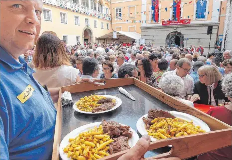  ?? ARCHIV-FOTO: AFI ?? Heimattage – Bauhofchef Alexander Renschler muss mit anpacken, um die Spezialitä­t, Ochsenbrat­en vom Spieß mit Schupfnude­ln, an den Mann oder die Frau zu bringen.