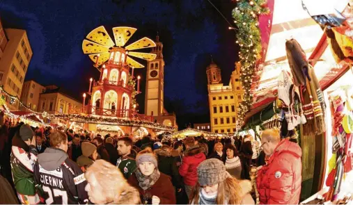  ?? Foto: Silvio Wyszengrad ?? Budenzaube­r auf dem Augsburger Christkind­lesmarkt.