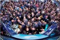  ?? AP ?? Thursday’s crowd during Twitter’s Wall Street debut was proof of all the hype surroundin­g the company’s IPO. —