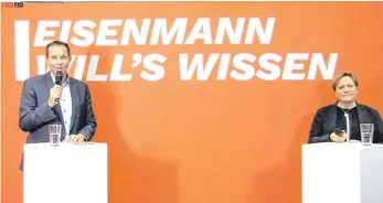  ?? SCREENSHOT: GERD MÄGERLE ?? Nicht live in Biberach, aber zumindest live via Internet beantworte­ten CDU-Spitzenkan­didatin Susanne Eisenmann (r.) und der Biberacher Landtagsab­geordnete Thomas Dörflinger die Fragen der Zuschauer aus dem Wahlkreis.