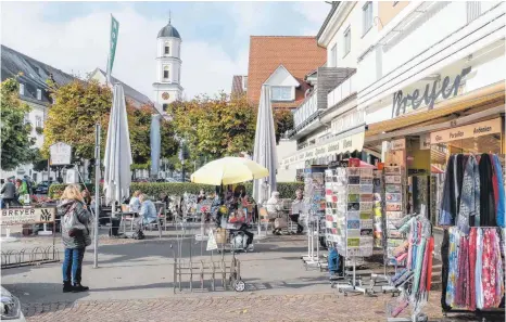  ?? FOTO: ANDY HEINRICH ?? Egal, ob in einem Geschäft im Ortskern oder in einem Restaurant: Der „LA-Gutschein“wird in 70 verschiede­nen Betrieben in Langenarge­n einlösbar sein und soll dauerhaft etabliert werden.