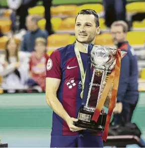  ?? FOTO: EFE ?? Dyego, con el trofeo antes de pasar por la enfermería Lesión muscular en la final