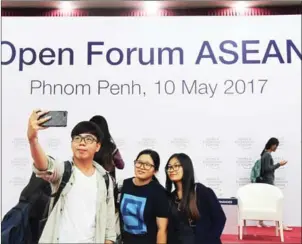  ?? POST PIX ?? Young people take a selfie on the first day of the World Economic Forum on Asean in 2017.