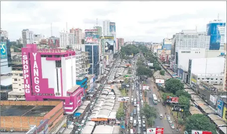  ??  ?? Vista general de Ciudad del Este, centro neurálgico del tráfico de todo tipo de mercadería­s en la Triple Frontera. (EFE)