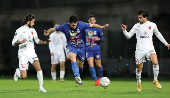  ??  ?? Sliema's Kurt Shaw (C) moves away from Matteo Piciollo (L) and Rowen Muscat (R) of Valletta. Photo: Domenic Aquilina