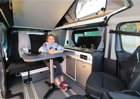  ??  ?? Avec ses cinq places route, dont trois côté banquette, le Trek5+ XL est bien un van compact familial, au quotidien comme en vacances. Bien vu, la table est prévue pour être aussi utilisée en plein air.