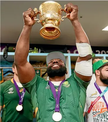  ?? GETTY IMAGES ?? Springboks prop Tendai Mtawarira holds aloft the Webb Ellis Cup after South Africa beat England in the Rugby World Cup final in Tokyo.