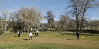  ?? (Photos Patrice Lapoirie) ?? Le golf, situé à Châteauneu­f et Opio, continue d’agiter le débat à Grasse.